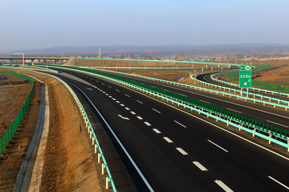 新疆克拉玛依至乌尔禾高速公路