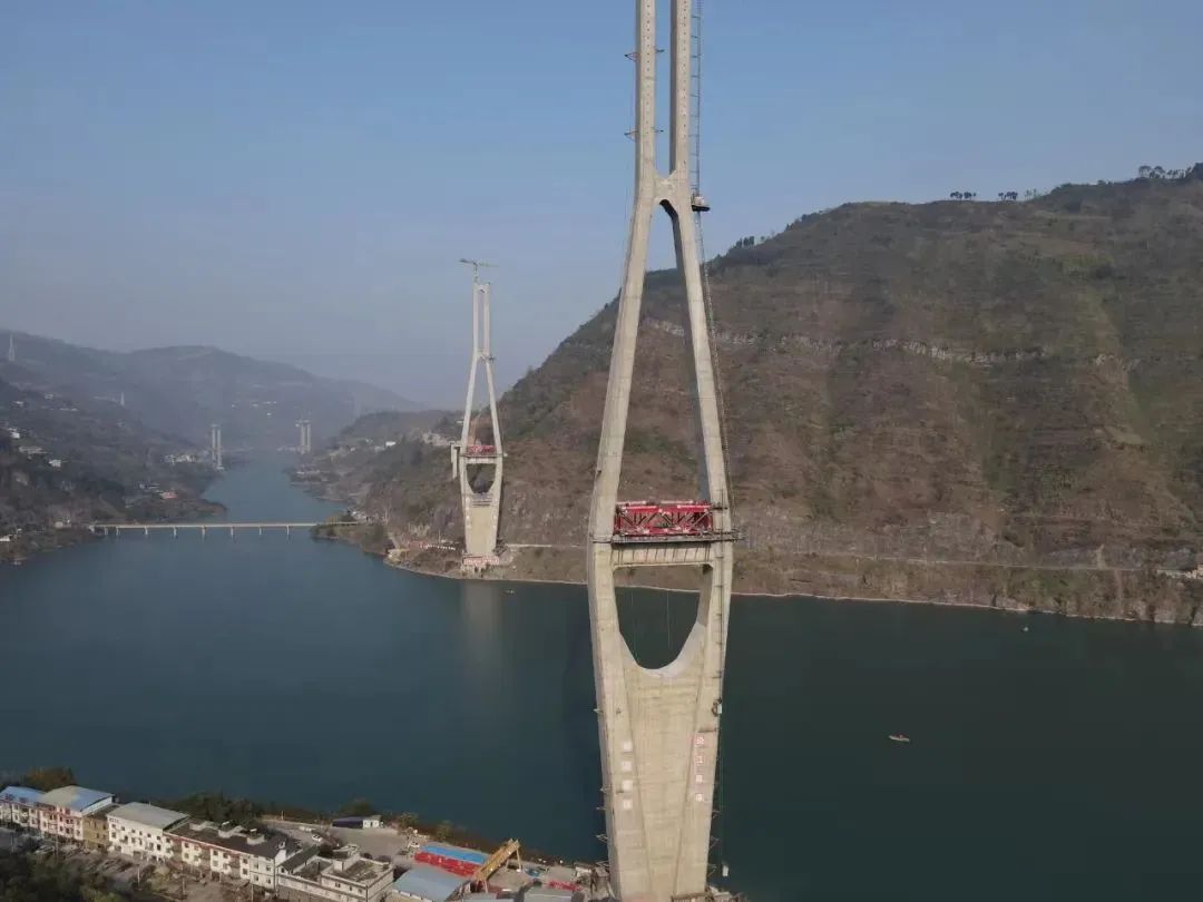 川内第一高桥！沿江高速新市金沙江特大桥钢桁梁架设全面展开