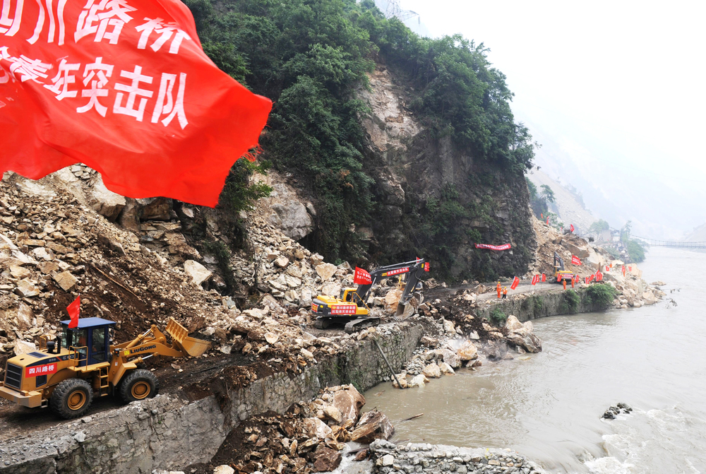 “5.12”汶川大地震后，四川路桥抢险队全力抢通都汶公路.JPG