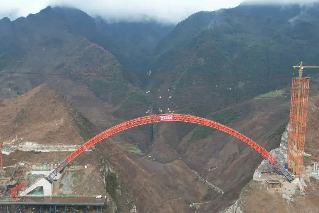 媒体关注 | “V”型深谷现“彩虹”！宜攀高速上乌角特大桥主拱圈顺利合龙
