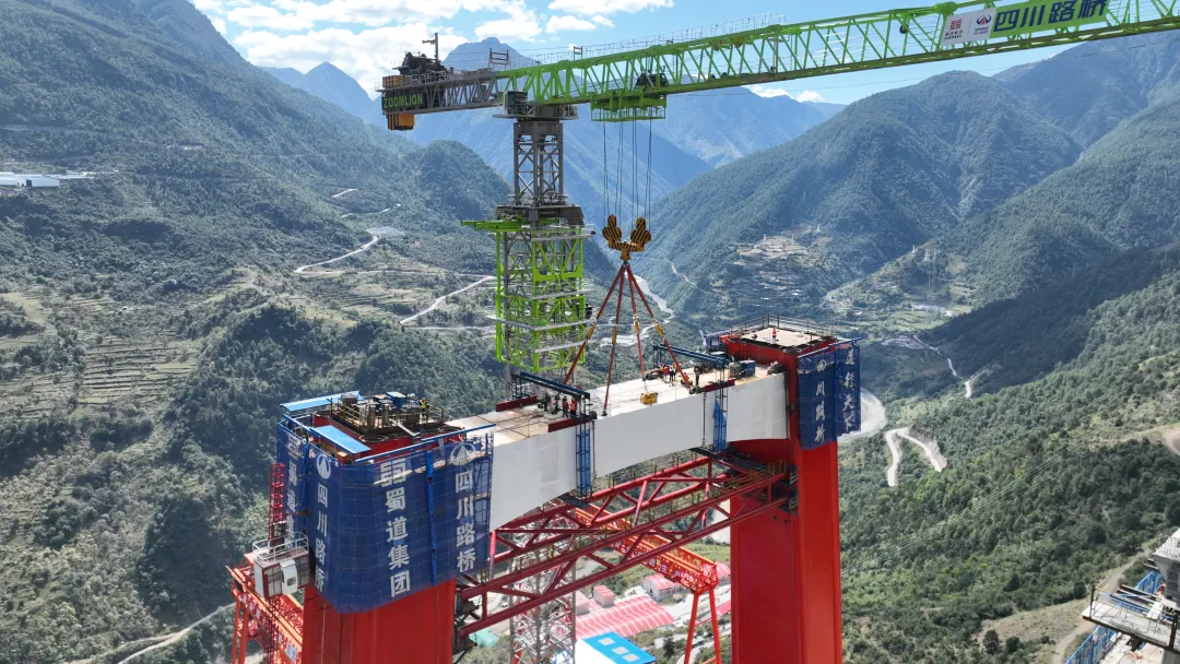 媒体关注 | 世界之最又迎捷报！西香高速泸沽湖特大桥香格里拉岸下横梁完成吊装