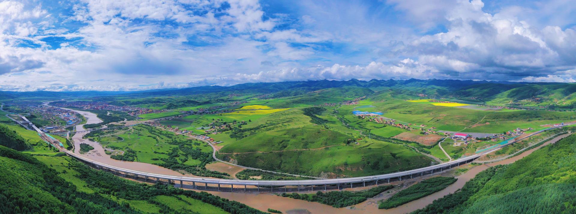 媒体关注丨平均海拔超3300米 这条高速年底再通87公里