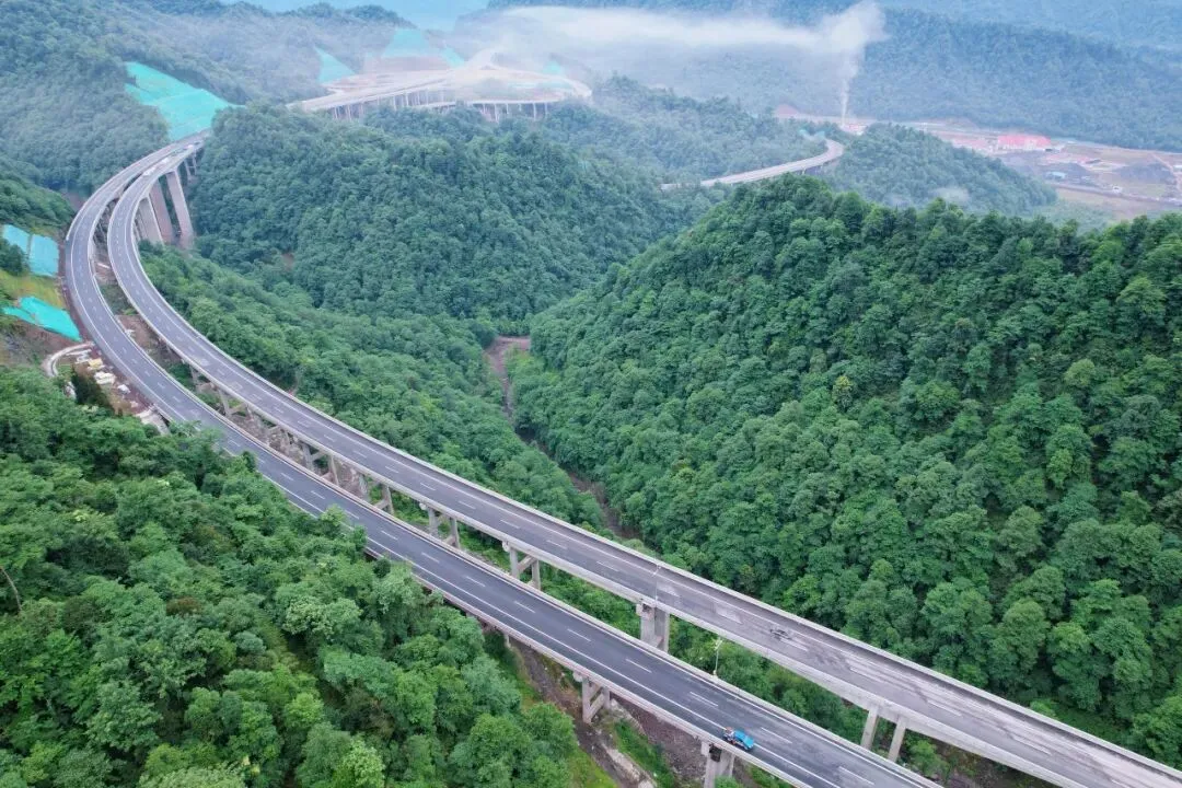 媒体关注丨数智之眼：无人摊铺穿透隧道施工“迷雾”