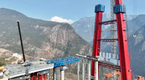 奋战开门红 | 高空“拼积木”，西香高速泸沽湖特大桥（香格里拉岸）引桥钢箱梁开始顶推